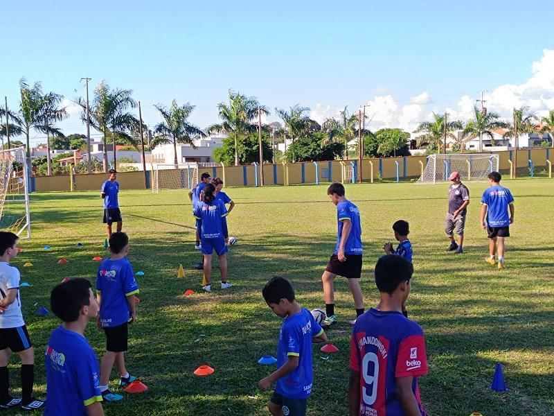 Escolinhas de Futebol de Santa Helena incentivam esporte e atendem 80 jovens em três turnos