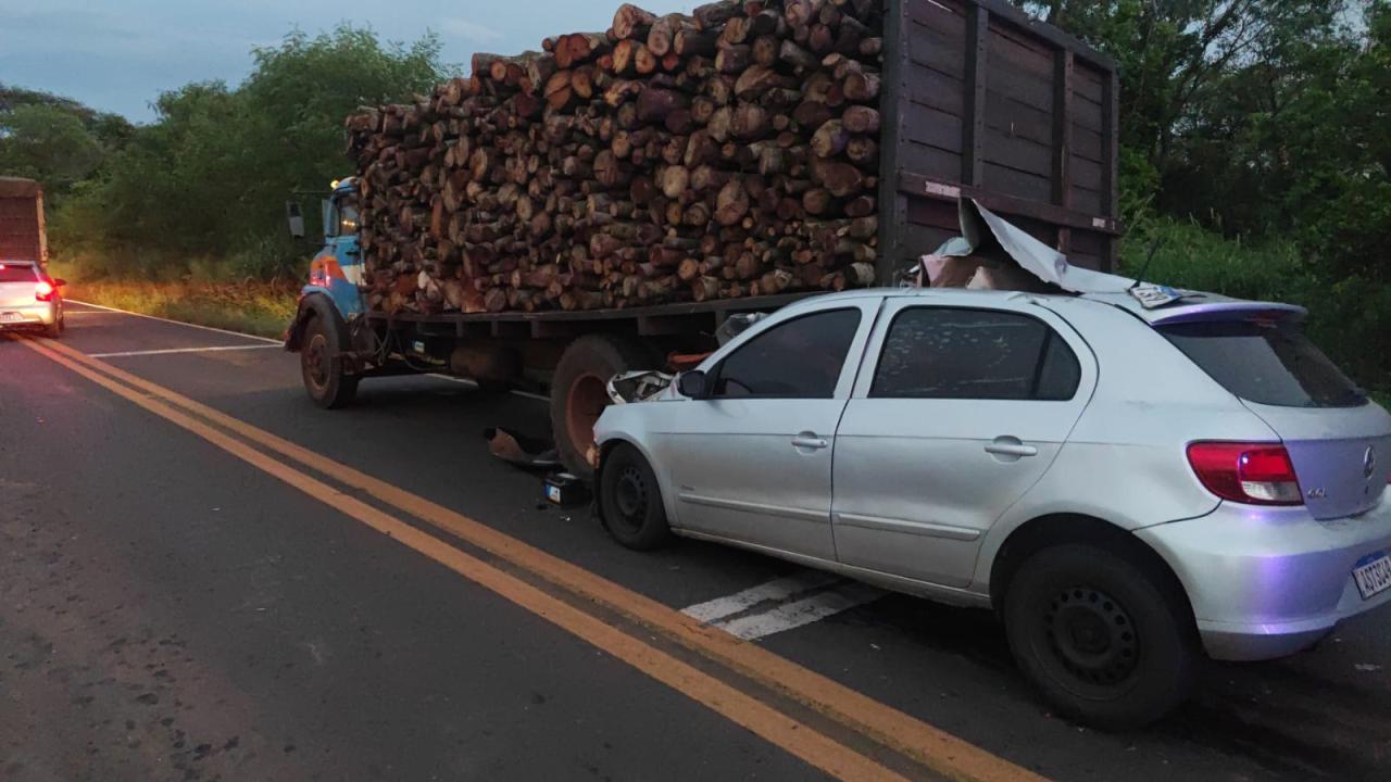Motorista morre entre Santa Helena e Diamante D’Oeste após bater VW Gol na traseira de caminhão carregado com madeira