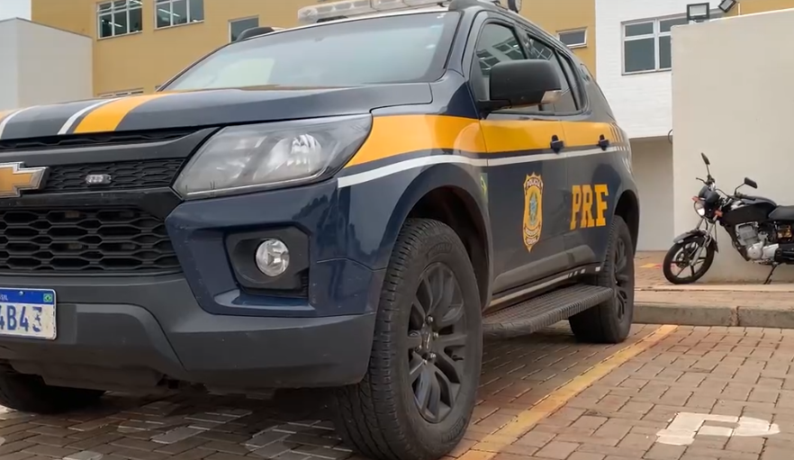 PF apreende carro com cerca de 100 celulares sem nota fiscal na BR-277