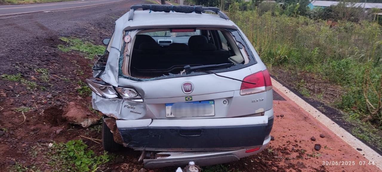 Acidente entre carro e carreta deixa uma mulher ferida em Santa Helena