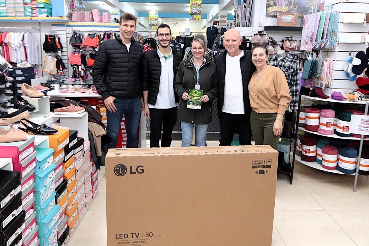 Acisa entrega prêmios do primeiro sorteio da campanha “Comprar Aqui dá Sorte”