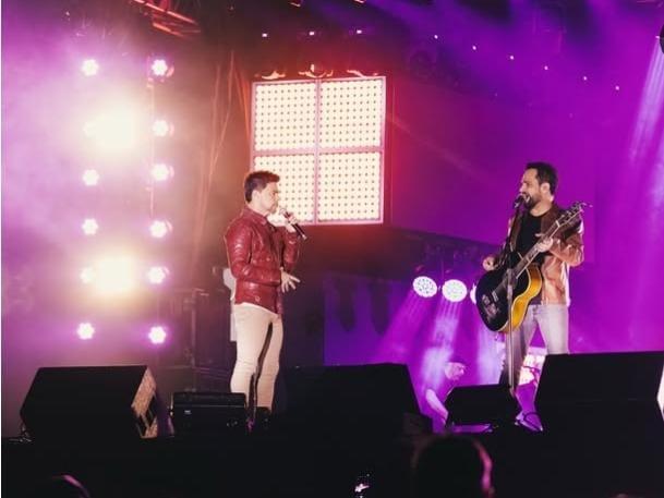 Baixo cai em show de Zezé de Camargo e Luciano e dupla brinca:'Agora vi que é importante'