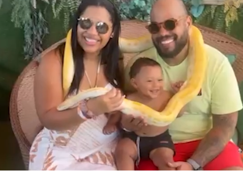 Bebê morde cobra durante sessão de fotos