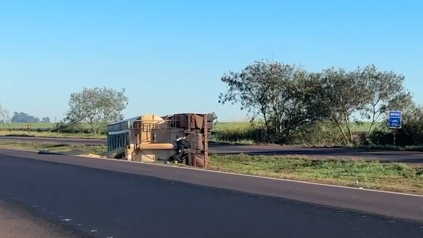 Caminhão carregado com 29 toneladas de ração tomba na BR-163 na região