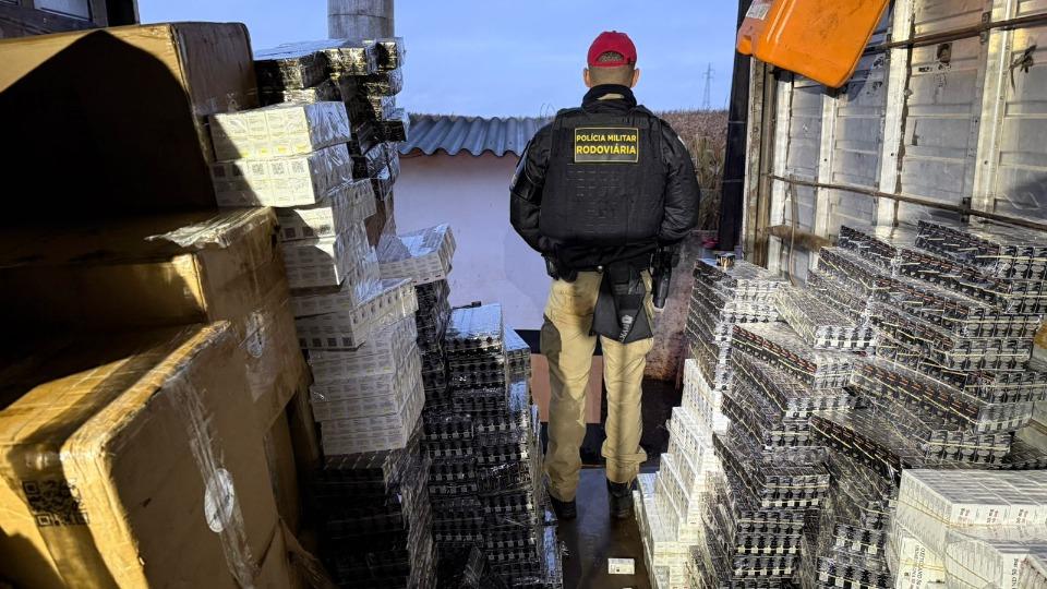 Caminhão carregado com contrabando e anabolizantes é apreendido