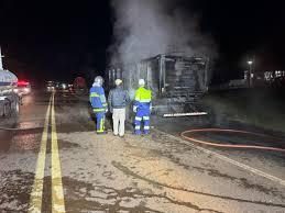 Carreta carregada com 35 toneladas de soja pega fogo na BR-277