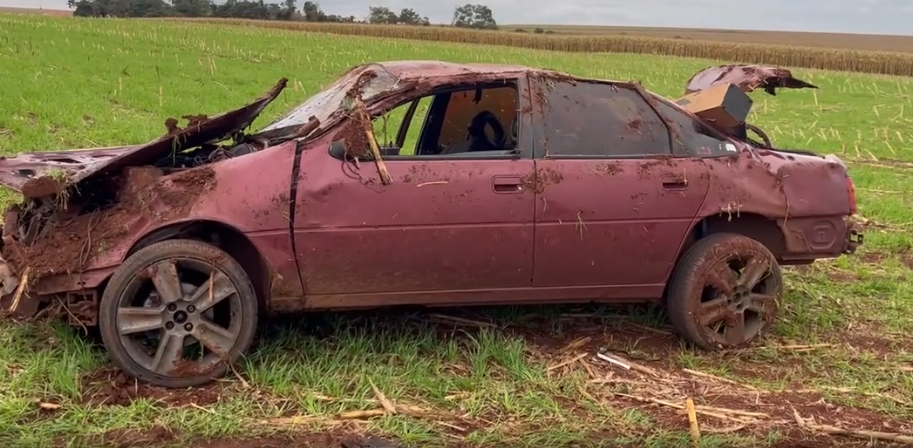 Carro capota diversas vezes e fica completamente destruído