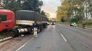 Dois jovens morrem em batida frontal entre carro e bitrem