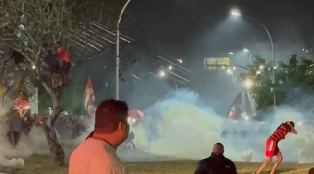 Embarque do Flamengo para a Copa do Mundo de Clubes termina em confusão com bombas e gás de pimenta