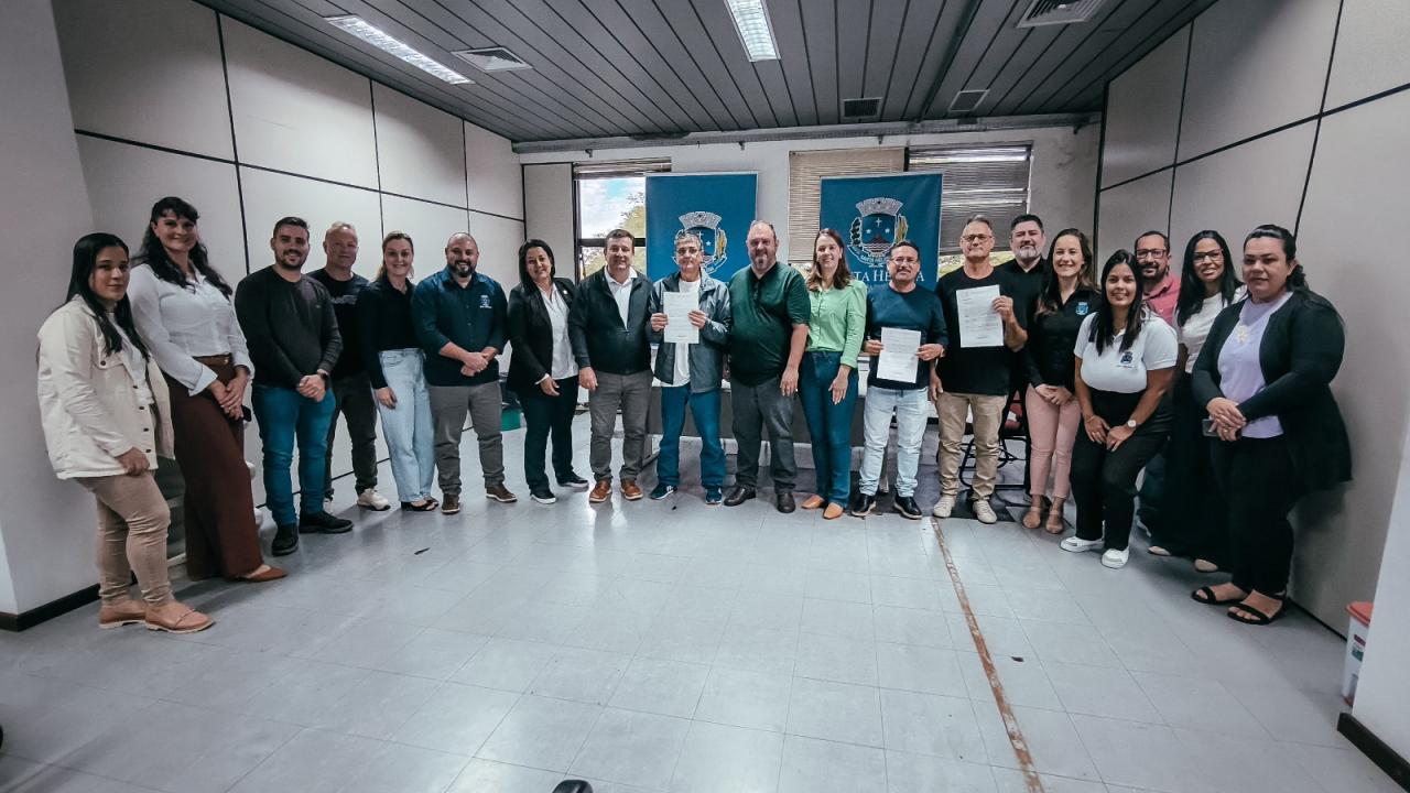 Empresários de Santa Helena recebem termos que garantem propriedade definitiva de terrenos no Parque Industrial Argemiro Kozerski