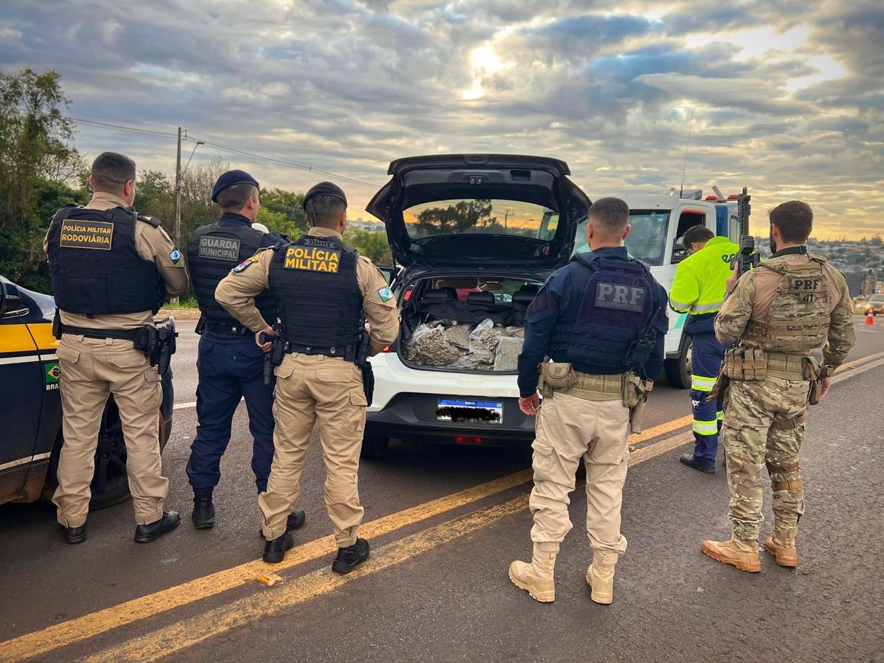 Foragido da Justiça, traficante é preso na região com carro furtado carregado com mais de 200 kg de drogas