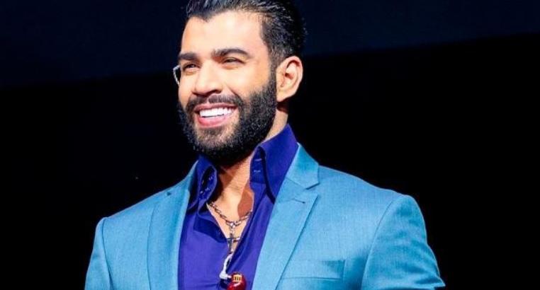 Gusttavo Lima surpreende fã da terceira idade com selinho