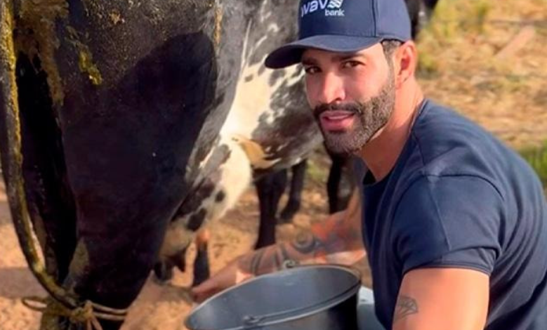 Gusttavo Lima tira leite da vaca e faz achocolatado para o filho