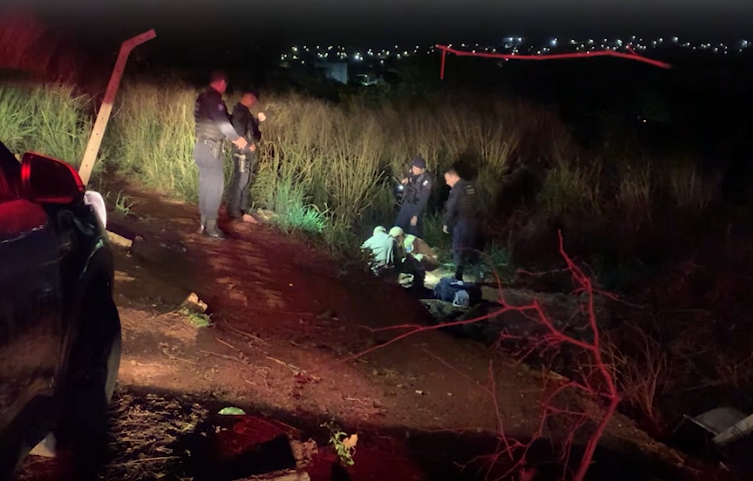 Homem é baleado após agredir guardas durante tentativa de fuga.