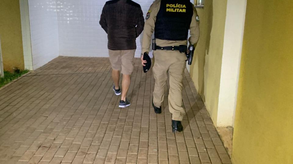 Homem é detido após discutir e jogar batatas contra a mulher em Matelândia