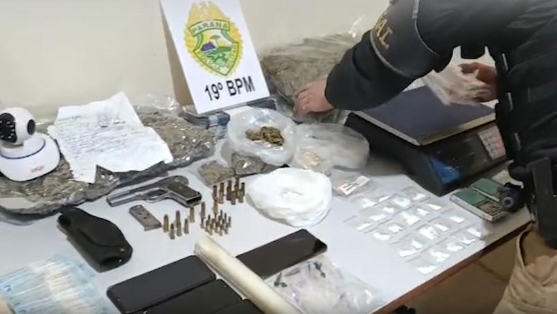 Homem é preso com drogas, arma e munições