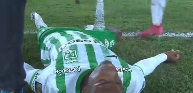 Jogador do Atlético Nacional desmaia em campo no Campeonato Colombiano