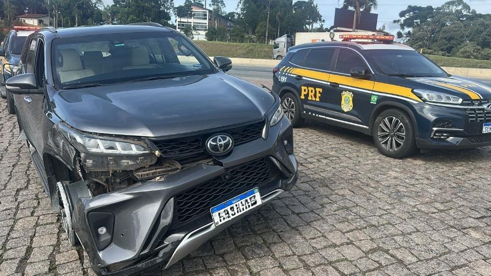 Veja! Ladrão arrebenta pedágio e dirige carro sem pneus na BR-376