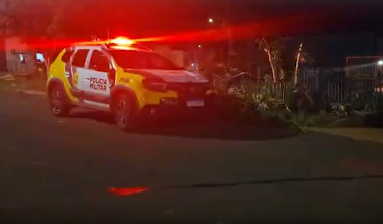 Mãe e filho ficam feridos após serem baleados dentro de casa.