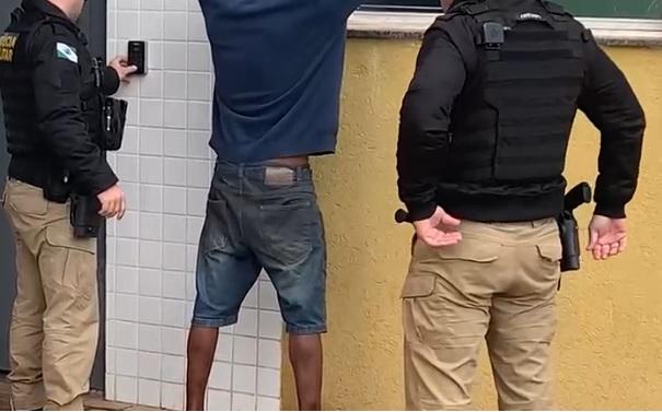 Morador de rua furta ônibus do transporte coletivo e sai dirigindo pelas ruas de cidade da região