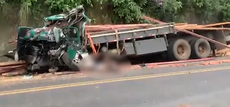 Motorista fica gravemente ferido em batida entre caminhões na região