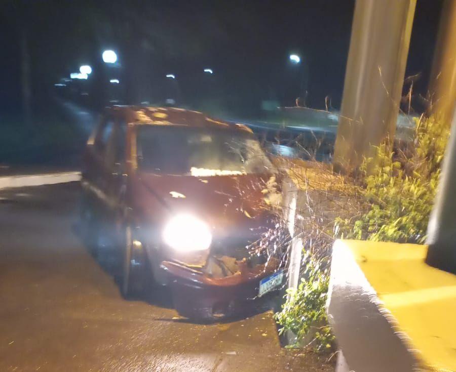 Motorista perde controle da direção e veículo bate no portal do Balneário de Santa Helena