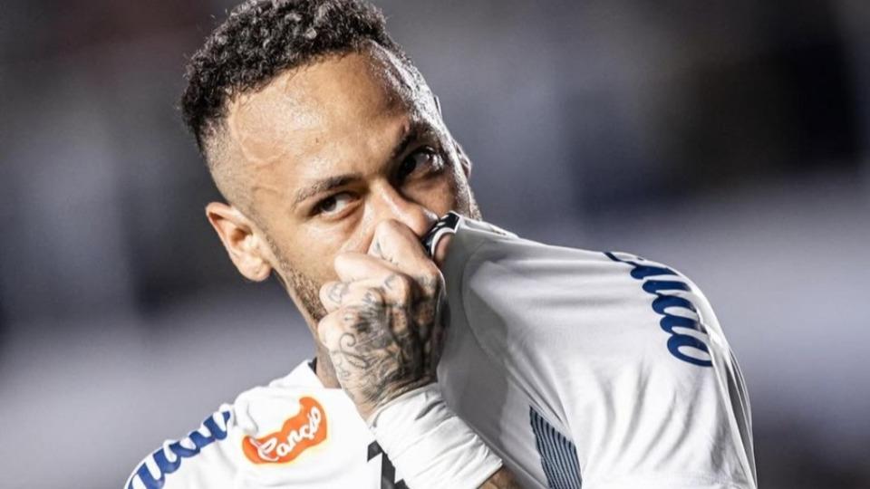 Neymar renova com o Santos até o fim do ano
