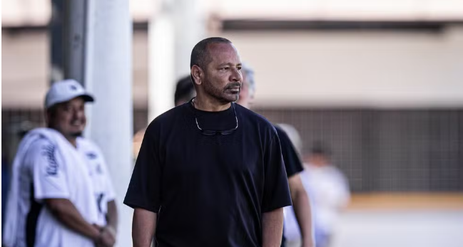 Pai defende Neymar da fama de festeiro, diz que conversará com clubes, mas vê boas chances de renovação com o Santos