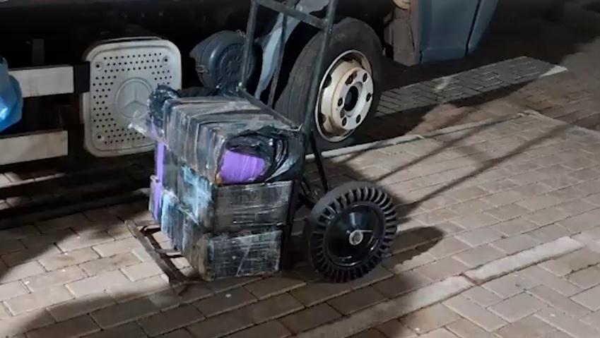 Polícia apreende 425 kg de maconha e prende homem após perseguição