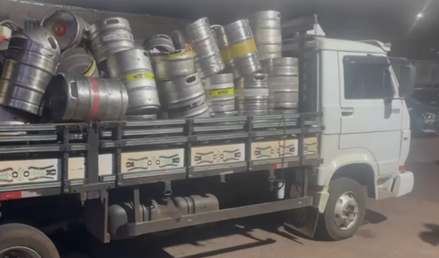 Polícia apreende quase dois mil celulares escondidos em barris de chopp