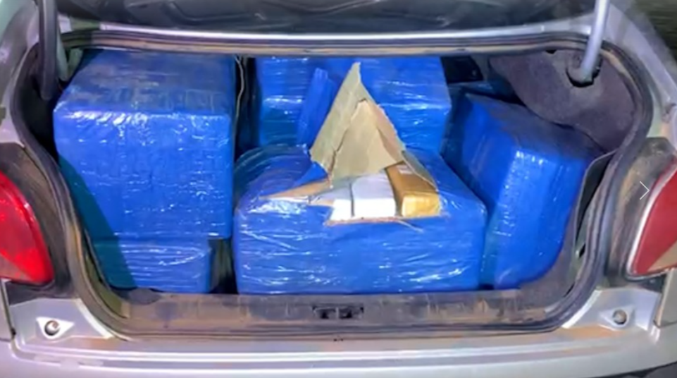 PRF apreende mais de 230kg de maconha e cigarros contrabandeados na BR-277