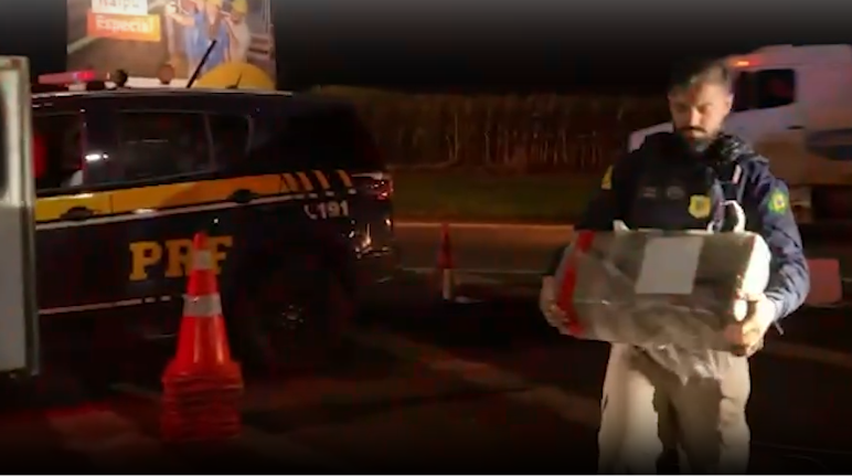 PRF e Denarc apreendem mais de uma tonelada de maconha em caminhão na BR-277