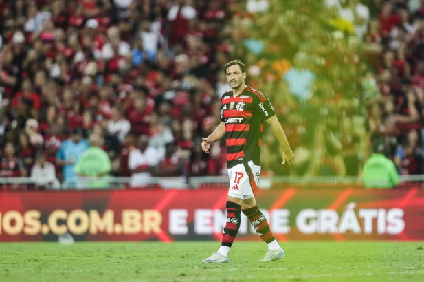Retorno de Viña deve fazer Flamengo negociar um lateral-esquerdo no fim do ano