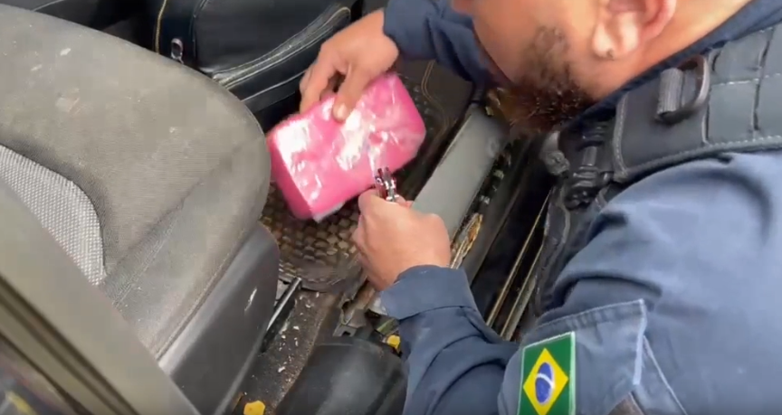 Trio é preso com 46 kg de pasta base escondidos em carro na BR 277