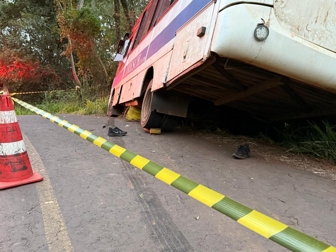 Acidente entre motocicleta e micro-ônibus resulta em morte no interior de Santa Helena