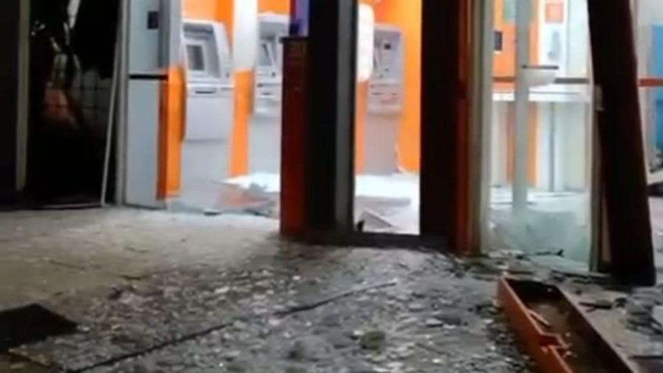Criminosos explodem agência bancária e fogem sem levar dinheiro