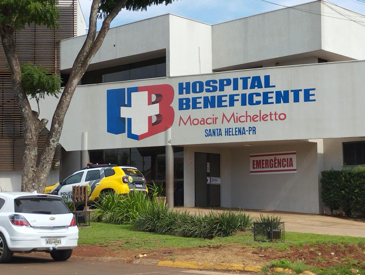 Duas pessoas ficam gravemente feridas em Santa Helena após motociclista perder o controle e bater em carreta estacionada