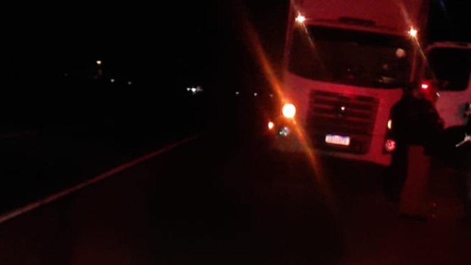 Duas pessoas são atropeladas por caminhão