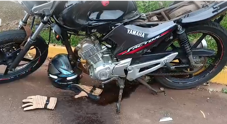 Forte batida entre carro e moto deixa motociclista em estado grave