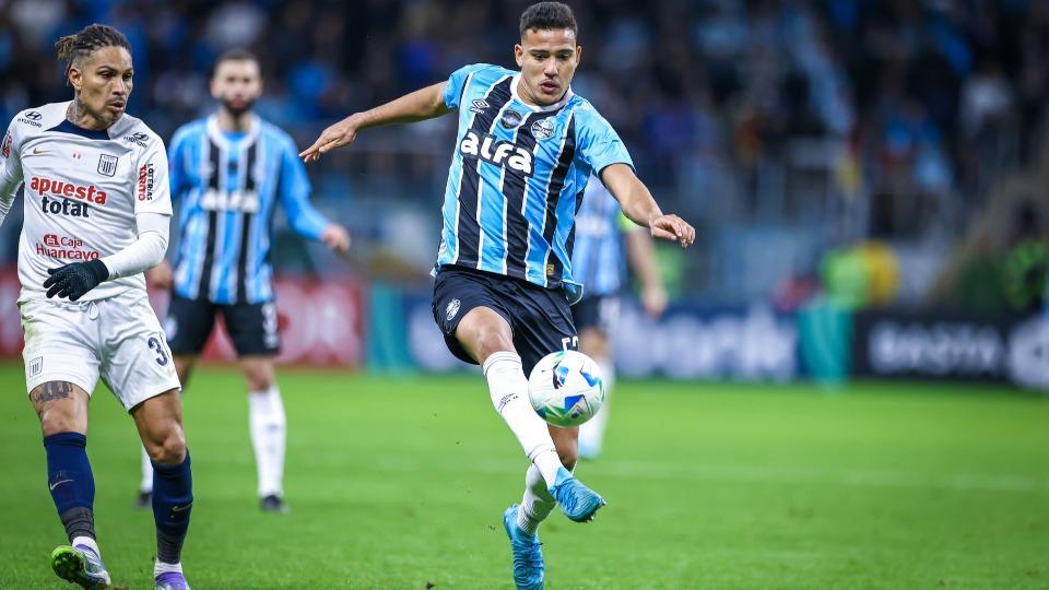 Grêmio cai na Sul-Americana com gol 'do ex' nos acréscimos