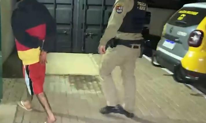 Homem agride esposa após discussão por perfume