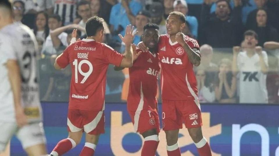 Inter vence Santos na Vila e conquista terceira vitória seguida no Brasileirão