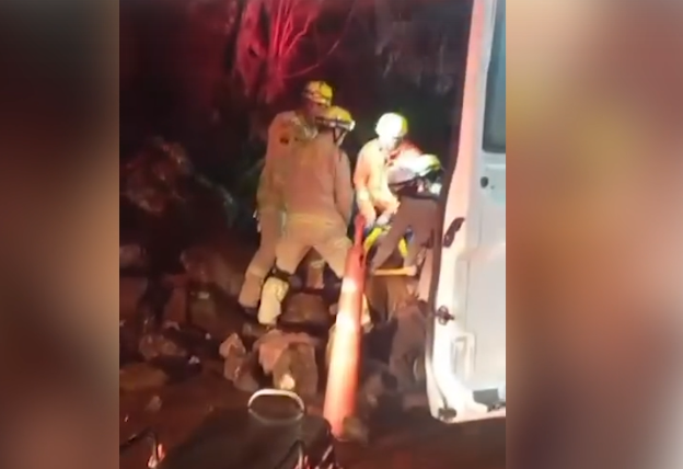 Motociclista perde controle e bate em paredão de pedras