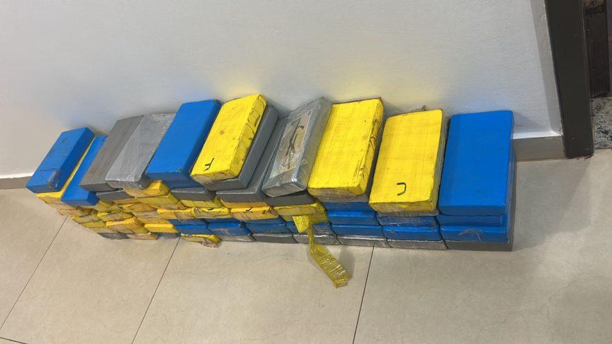 Motorista é preso dirigindo carreta carregada com 71,3 Kg de cocaína