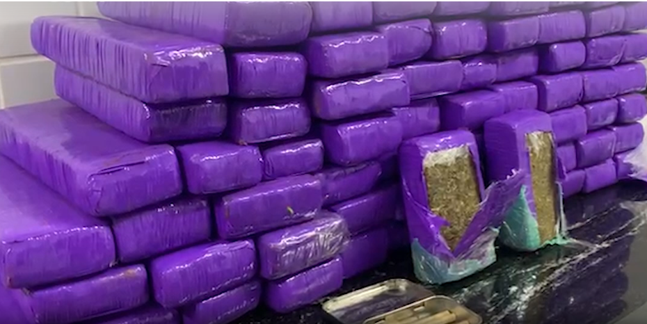 Mulher é presa com 50 quilos de maconha em mala