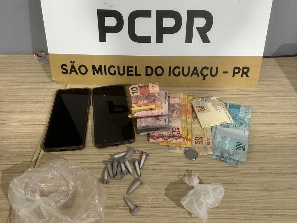 Operação policial prende duas pessoas e apreende drogas e dinheiro em cidade da região
