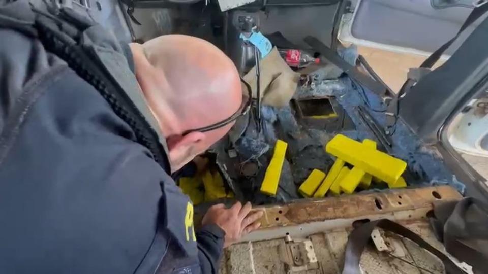 PRF apreende 81 quilos de maconha escondidos em fundo falso de carro