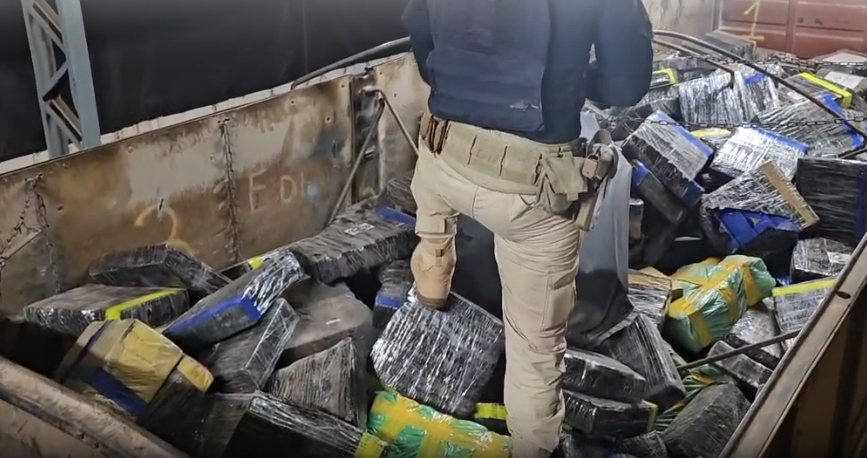 PRF apreende quase 9 toneladas de maconha escondidas sob carga de milho