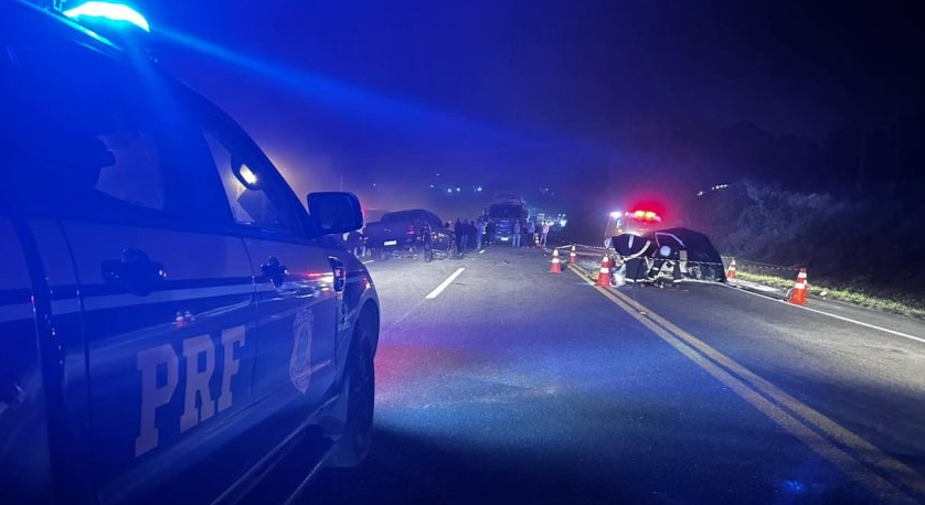 Tragédia: colisão frontal mata família inteira e interdita rodovia
