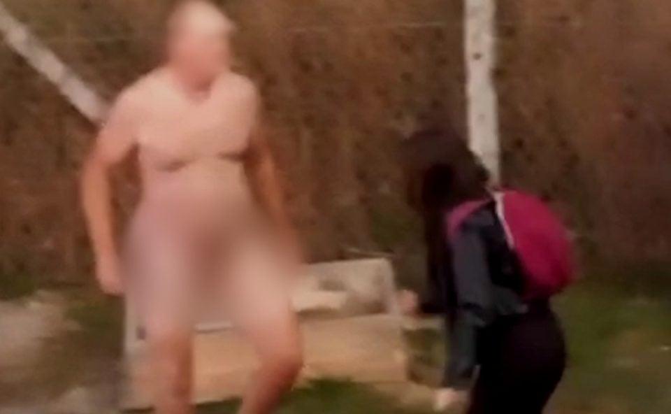 VEJA! 'Peladão' agride professora em frente à escola